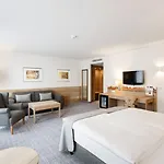 Centre By Ihg Hotel 4*